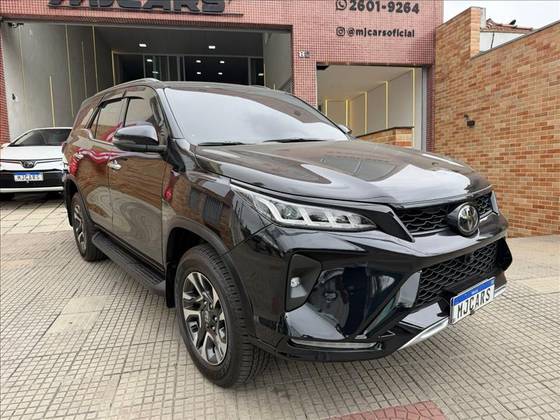 TOYOTA HILUX SW4 2.8 D-4D TURBO DIESEL DIAMOND 7L 4X4 AUTOMÁTICO